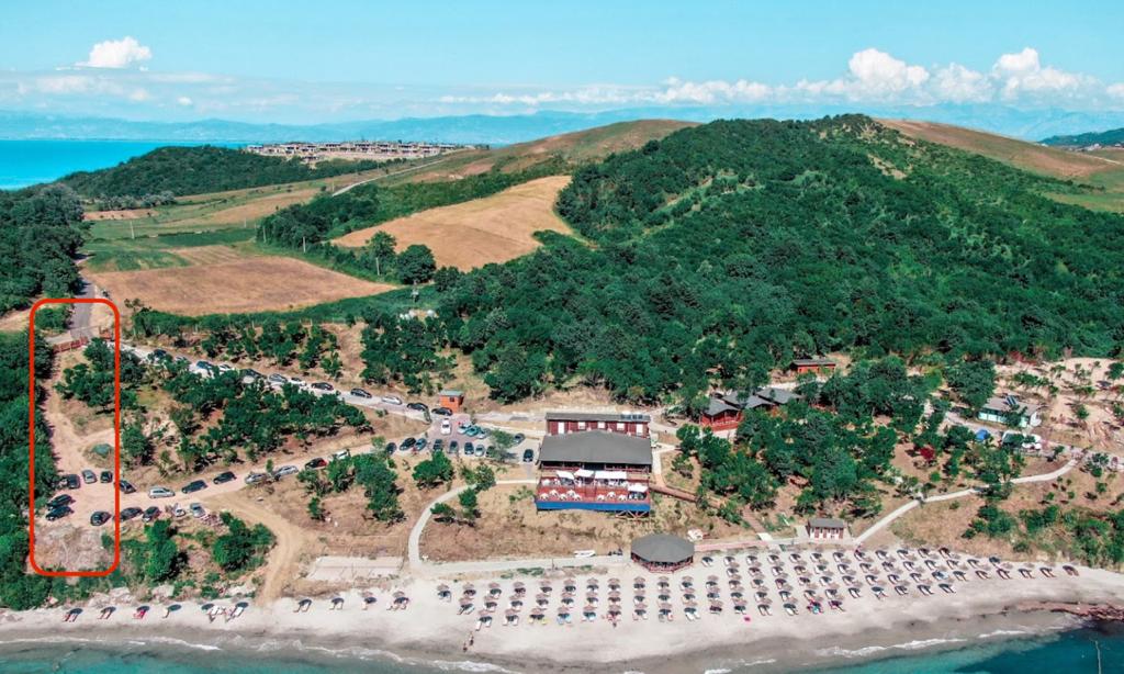 Denoncim: Resort “Arbeni” te Kepi i Rodonit bllokon rrugën publike të plazhit, qytetarët në hall të madh