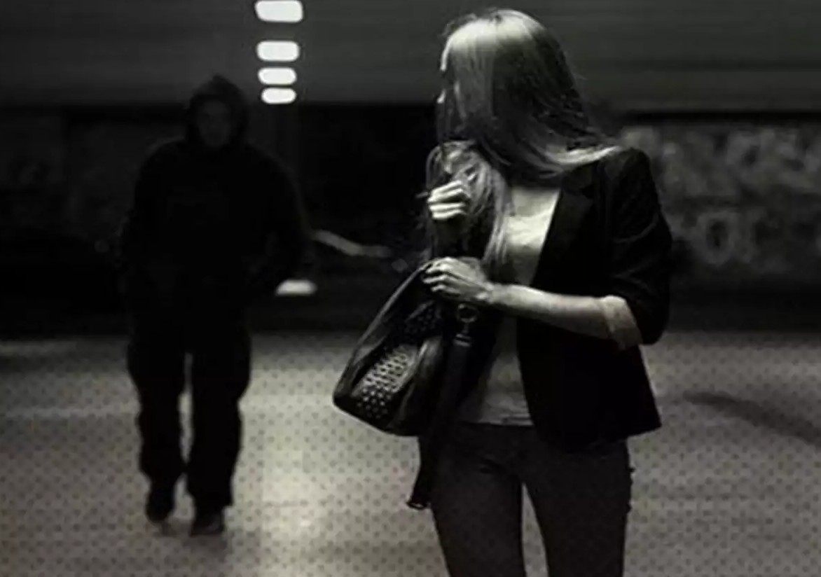 “Më përket vetëm mua”/ 36-vjeçari i bëhet makth ish-të dashurës 17-vjeçare: E përndjek kudo në Kamëz