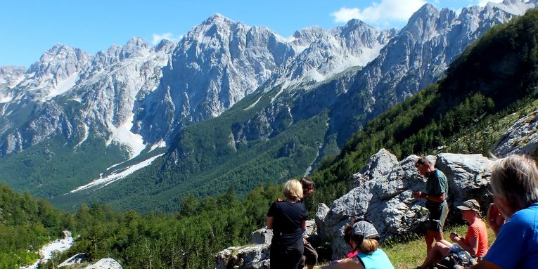 Turisti serb vdiq në “Majën e Grykave të Hapura”, trupi i tij ende nuk është nxjerrë me litarë