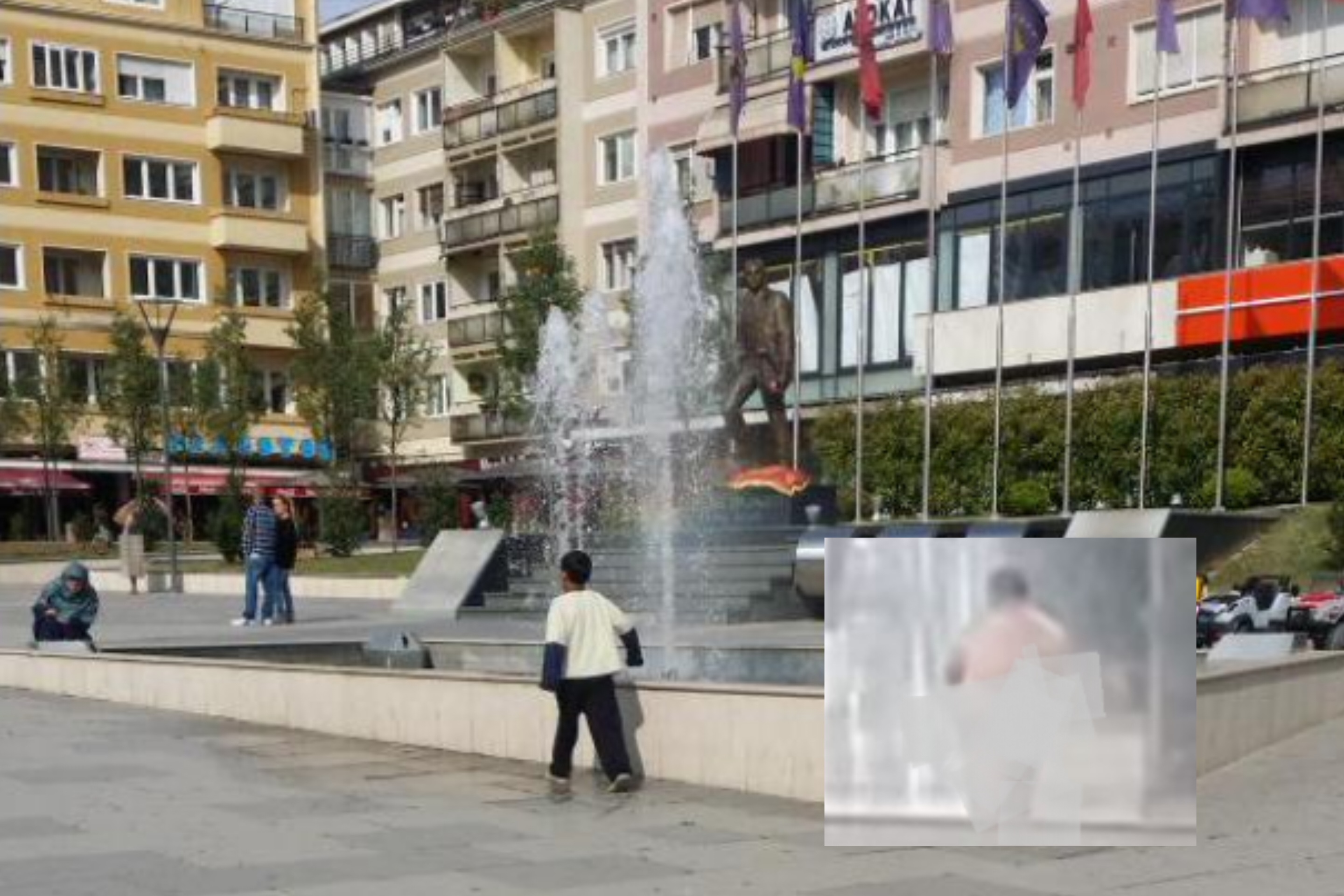 Në mes të Prishtinës, i zhveshuri lahet te fontana në shesh