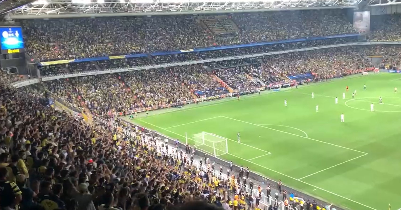 ‘Çmenden’ tifozët e Fenerbahçes, brohërasin në stadium emrin e Vladimir Putin