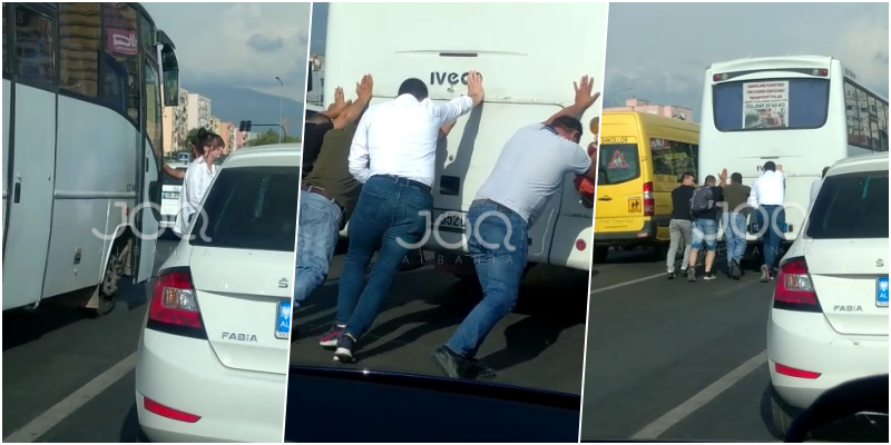 Autobusi i punëtorëve prishet në semafor te Dogana: Gratë zbresin, burrat e shtyjnë