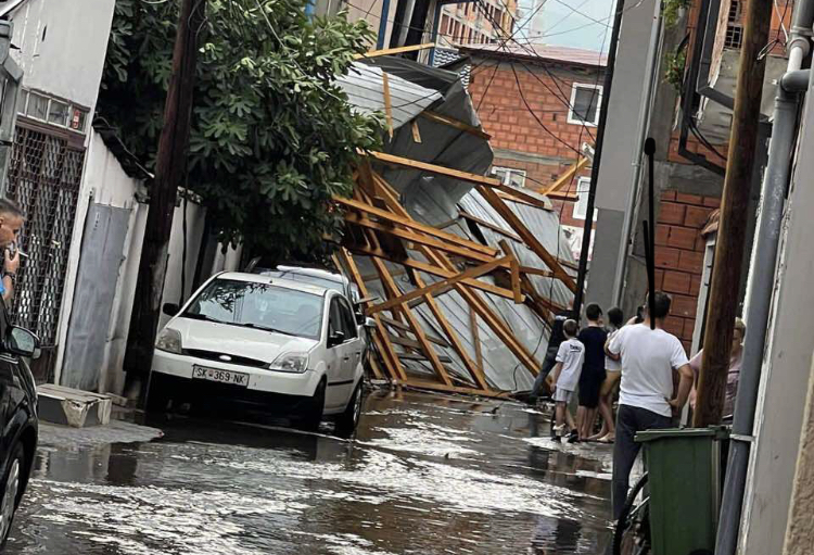 Shiu i fortë dhe erërat bëjnë shumë dëme në Shkup