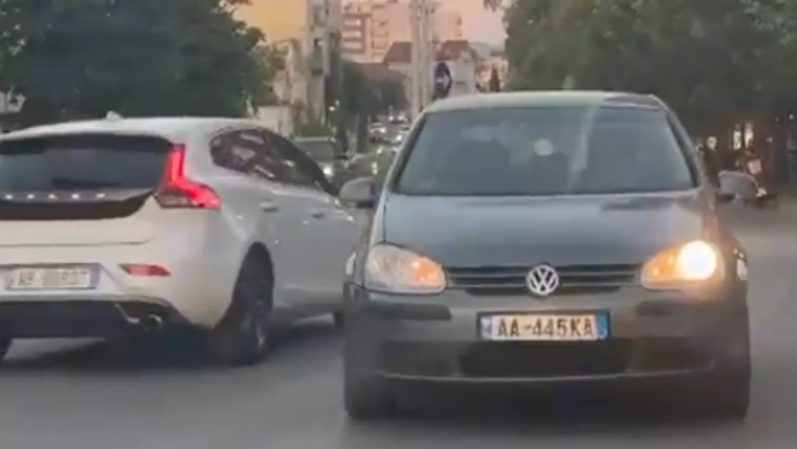 Habit shoferi tek “Rruga e Elbasanit”, futet kundravajtje në rrugën kryesore