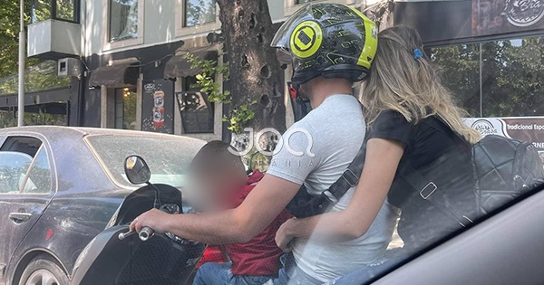 Çudira nga Tirana/ Me gruan dhe fëmijën në motor, vetëm babai mban kaskë