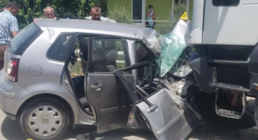 Kamioni përplaset me makinën, 27-vjeçarja në Berat niset drejt Traumës