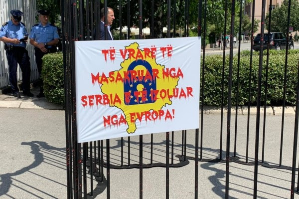 Aktivitet simbolik te Zyra e BE-së pas mos liberalizimit të vizave,​“Të vrarë nga Serbia e të izoluar nga Evropa”