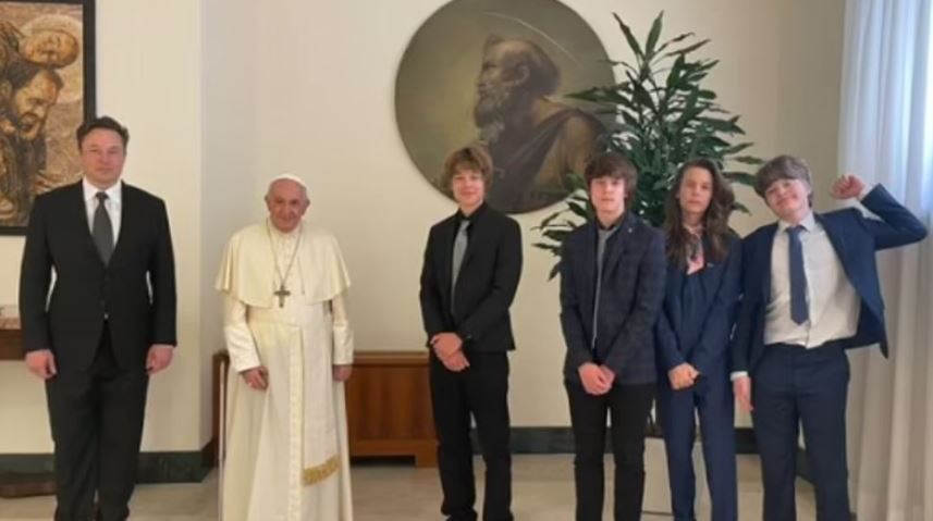 Djali i tij ndryshoi gjininë, Elon Musk takon Papa Françeskun në Vatikan