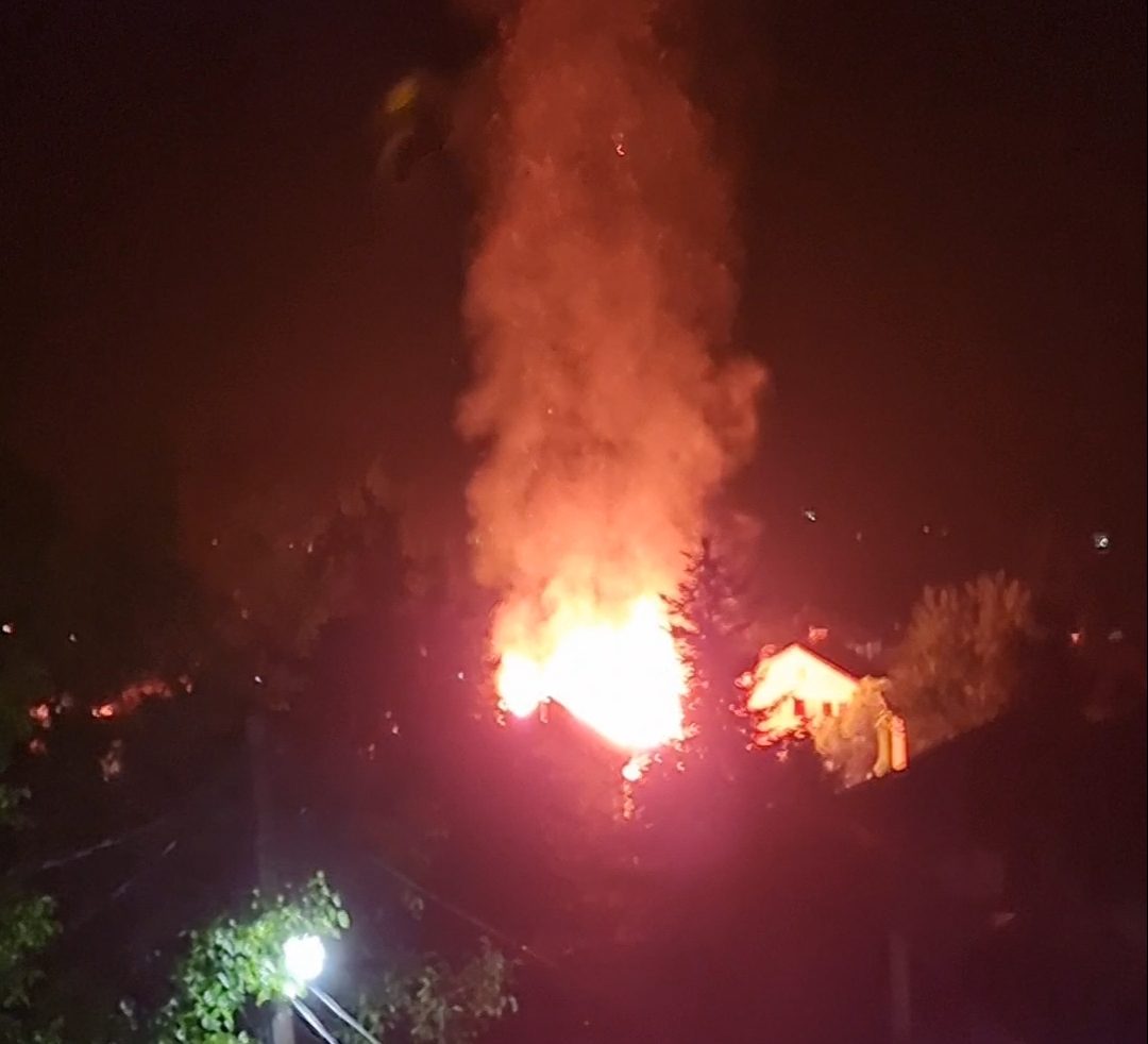 Zjarr në një objekt në Sllatinë, nuk ka viktima