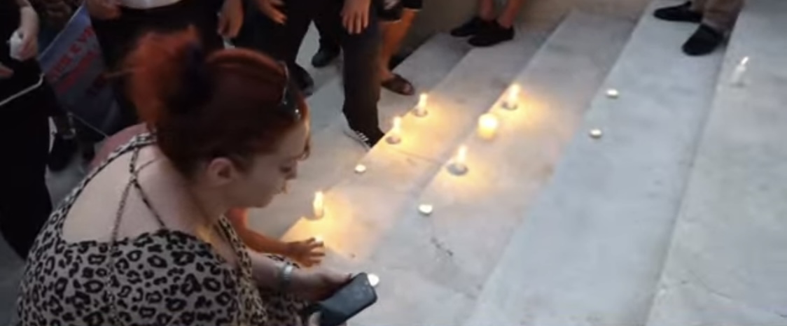 Zhvendoset te Kryeministria protesta e qytetarëve, ndizen qirinj në kujtim të Jonadës së vrarë