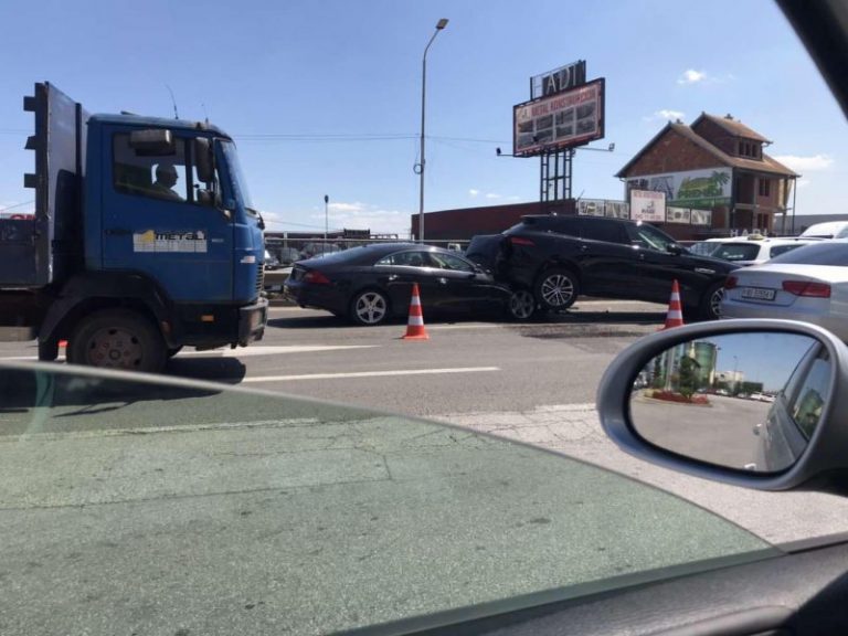 Aksident i rëndë në Fushë Kosovë, vetura futet nën xhip