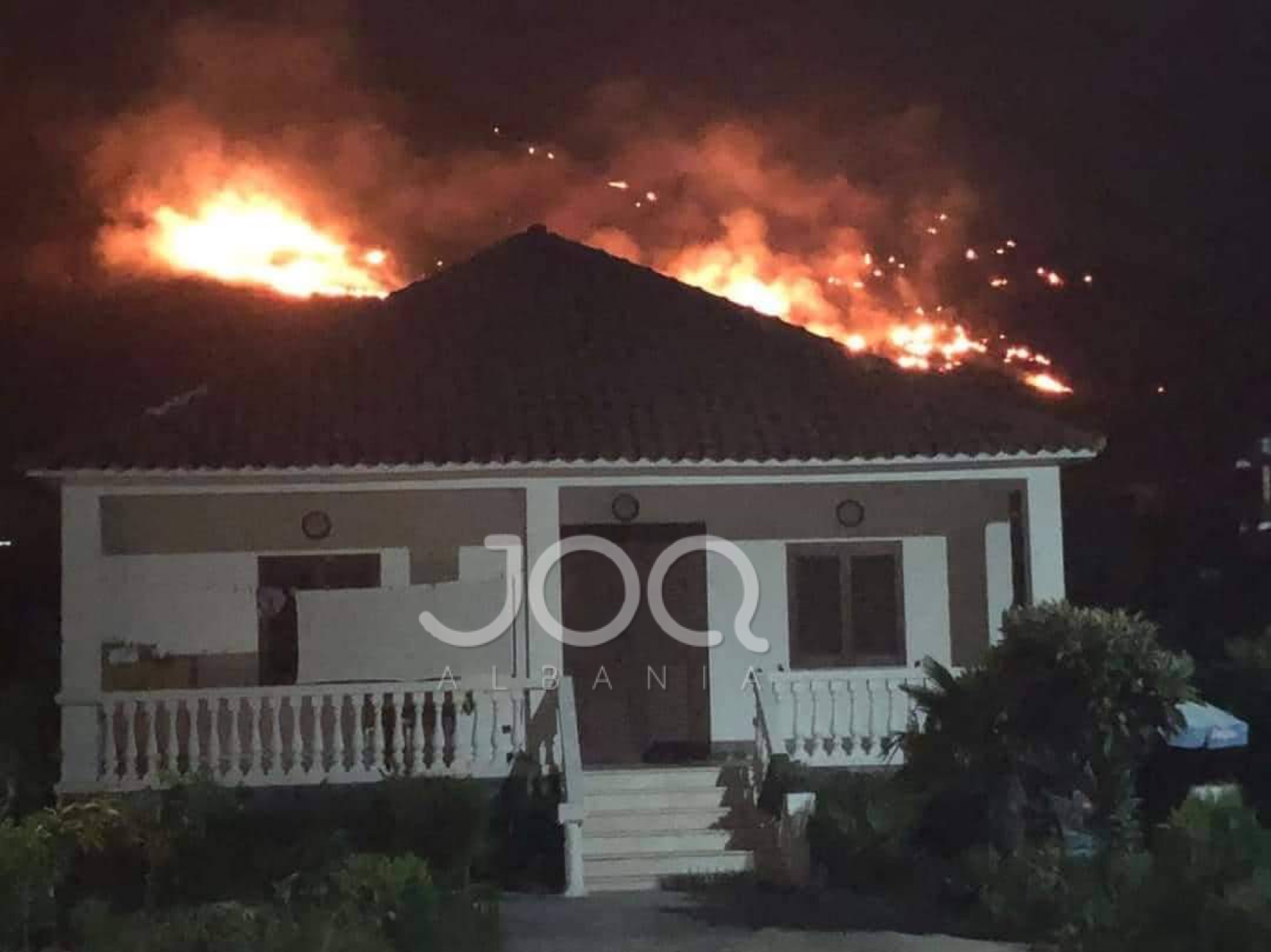 LIVE! Zjarri i madh në Vaun e Dejës iu mbërrin banorëve mbi çatitë e shtëpive