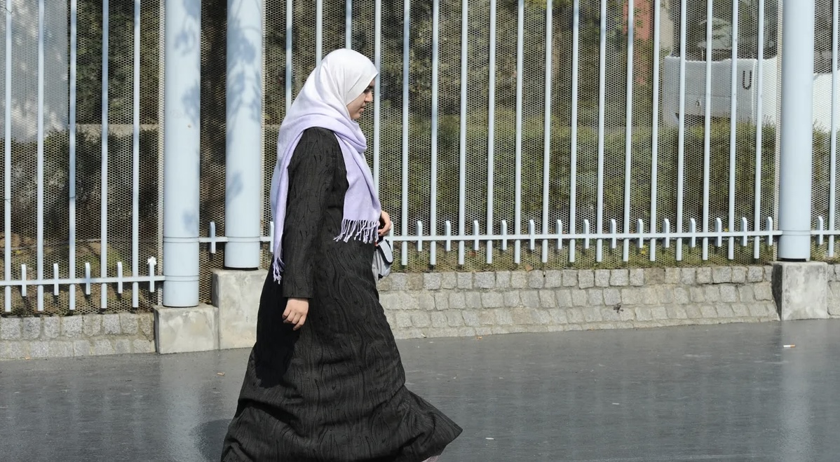Një grua me hixhab diskriminohet në Francë