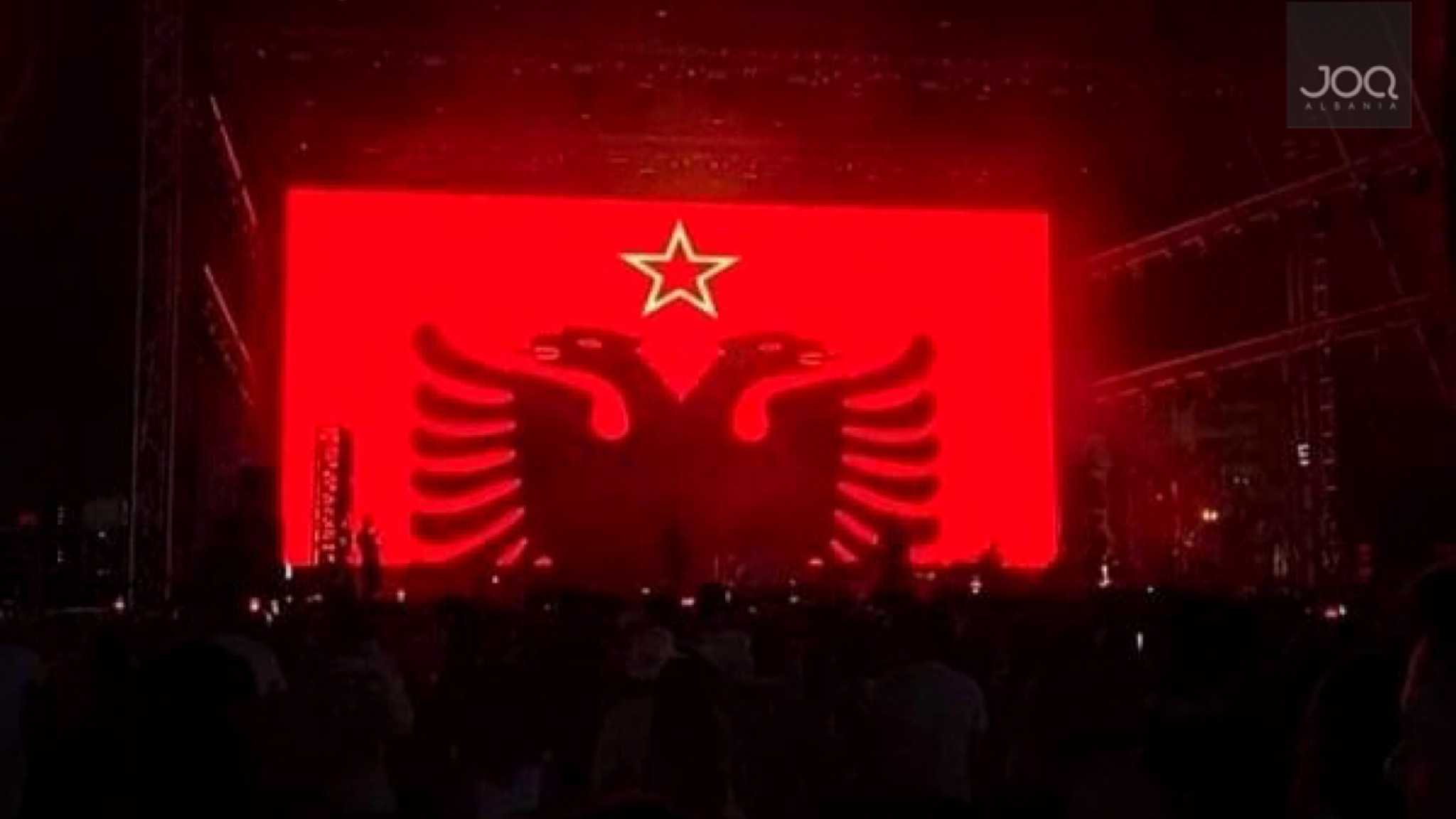Flamuri shqiptar me yllin komunist shfaqet në koncertin e Dua Lipës