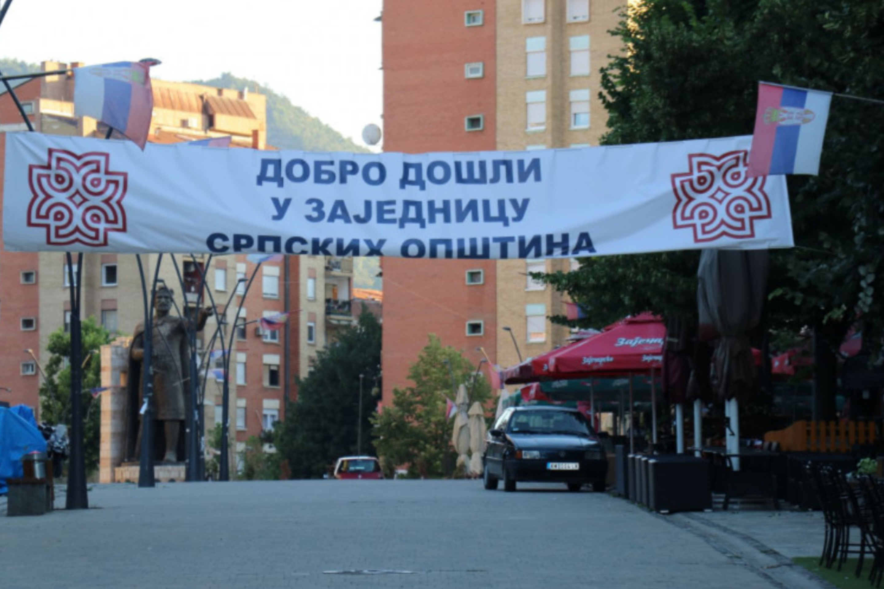 Veriu zgjohet me billbordet “Mirësevini në Asociacionin e komunave serbe”