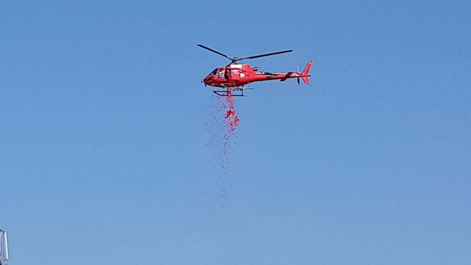 Dhëndri fierak merr nusen me helikopter, nga qielli ‘mbulojnë’ qytetin me petale trëndafili të kuq