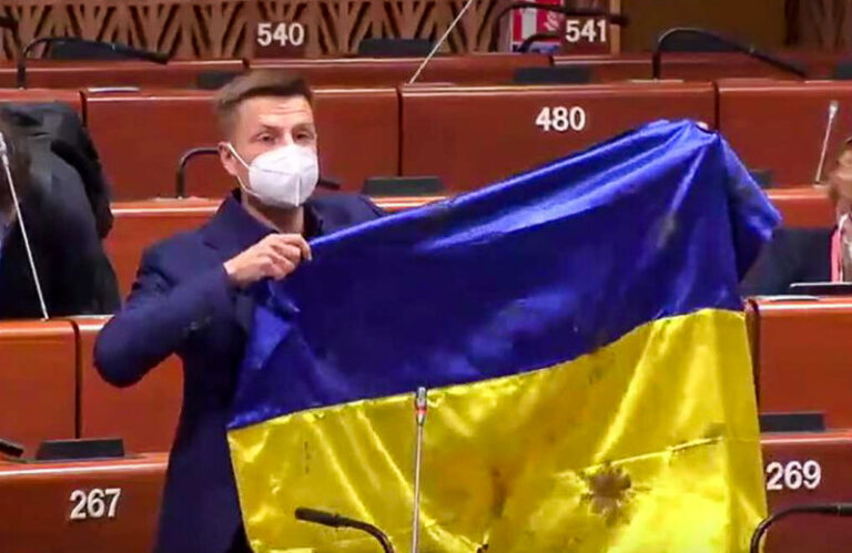 Deputeti ukrainas dorëzon rezolutë në Kuvend për njohjen e Kosovës