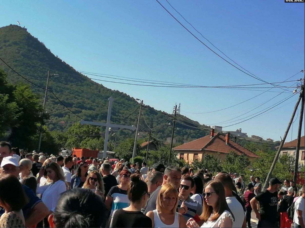 Punonjësit serbë udhëzohen të dalin në barrikada