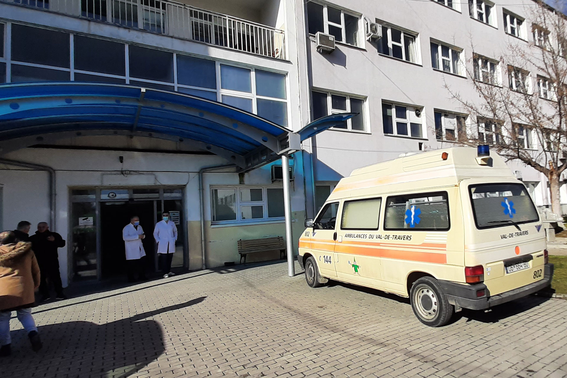 Vdes një i burgosur në spitalin e Gjilanit