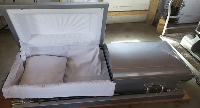 Gruaja dhuron arkivolin e burrit: E bleva por ai jetoi më shumë sa e kisha parashikuar