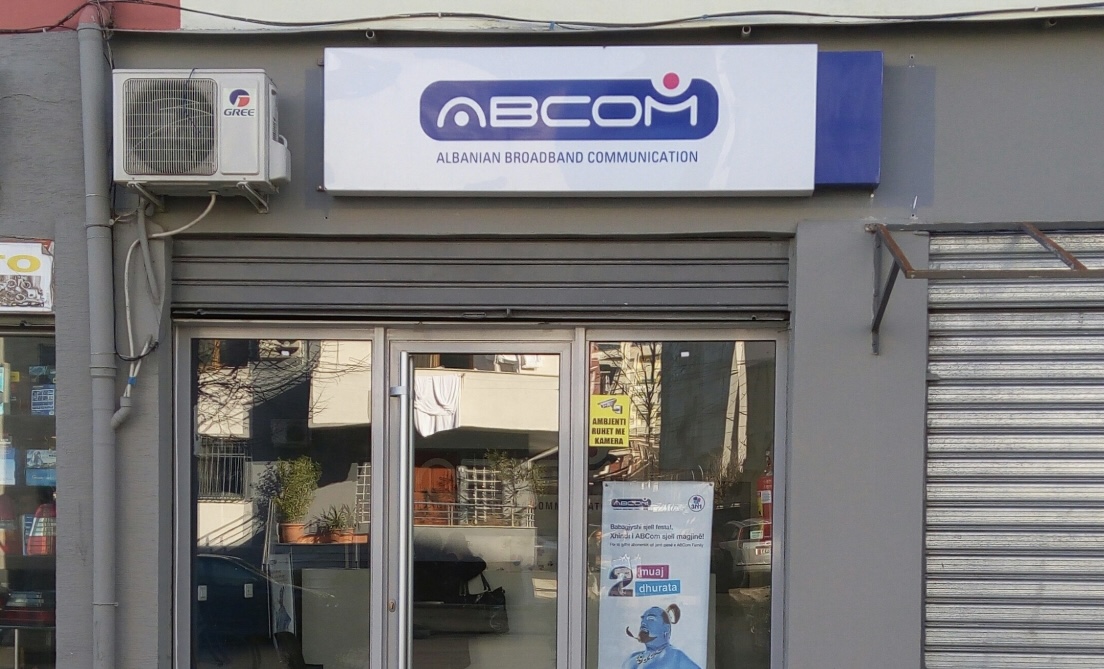 Bie ABCom! Shqiptarët humbin internetin, nuk kontaktojnë dot me shërbimin e klientit