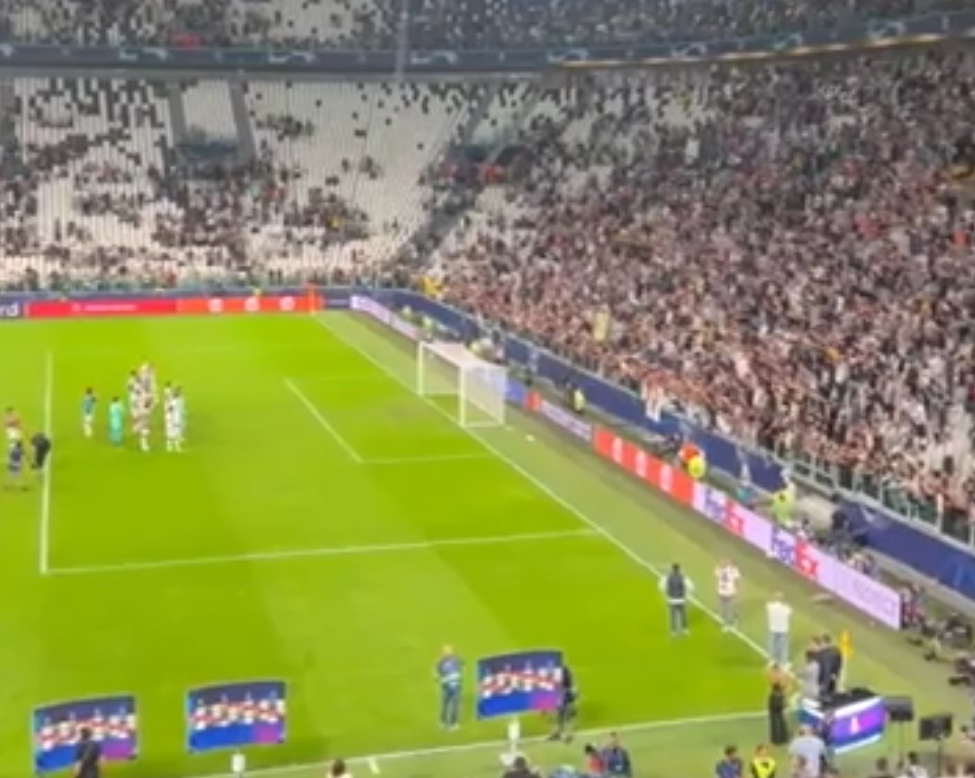 Tifozët e Juventusit vërshëllejnë pas ndeshjes, lojtarët ulin kokën