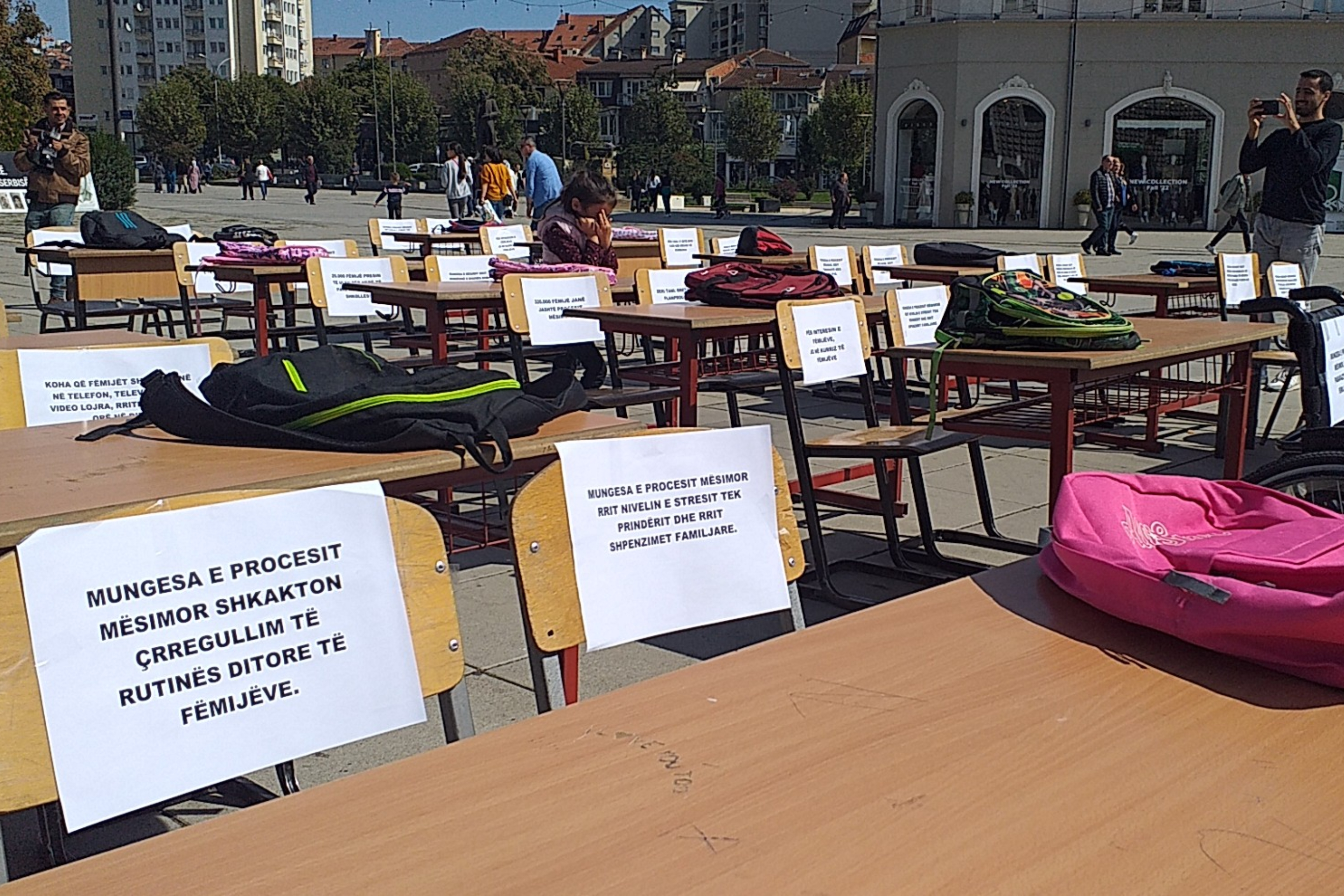 “Protestë” kundër grevës: Vendosen banka shkollore në shesh