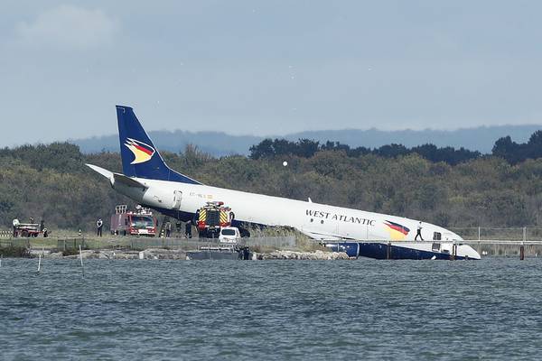 Avioni del nga pista dhe përfundon me “kokë” në liqen, mbyllet aeroporti