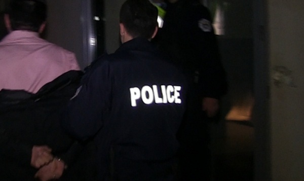 U mori qytetarëve 6000 euro, arrestohet personi që shtirej si polic