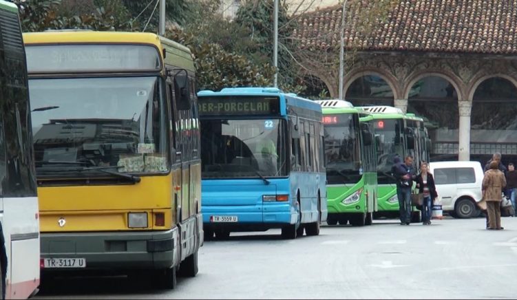 Kriza e transportit urban/ Operatorët rekomandojnë si zgjidhje dyfishimin e çmimit të biletës në Tiranë