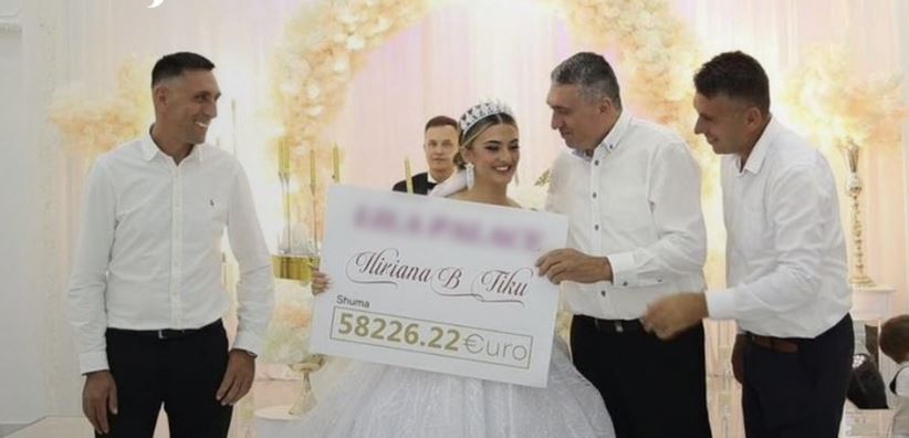 E pazakontë! Nusja shqiptare merr një çek prej 58 mijë euro nga xhaxhallarët në ditën e dasmës