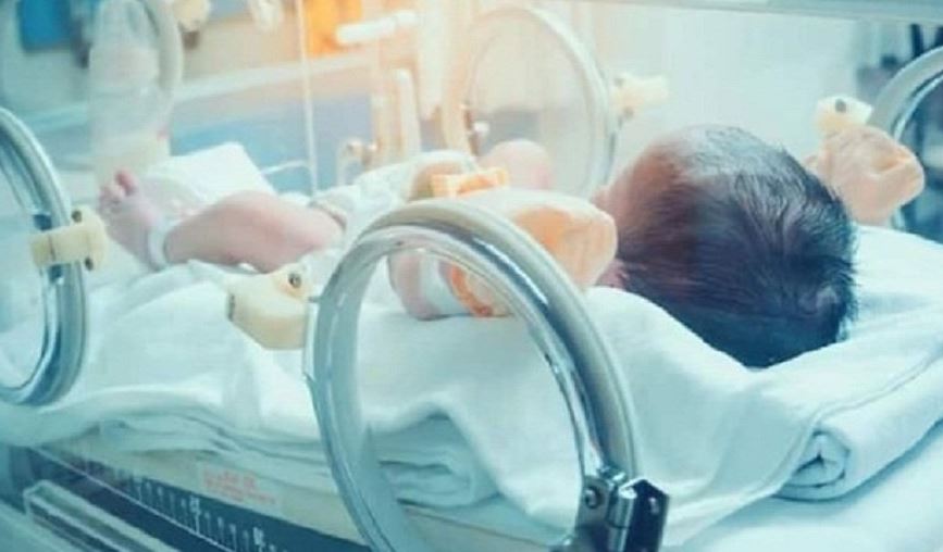 Po i pushtonte zemra, foshnja 2-ditëshe i shpëton vdekjes falë teknikës ‘Ftohja totale e trupit’