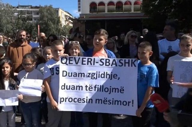Protestojnë prindërit në Pejë: Nxjerrini fëmijët nga fushëbeteja