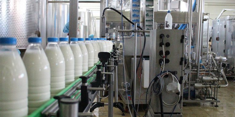 Fermerët e qumështit: Bizneset po manipulojnë me çmimet e shitjes
