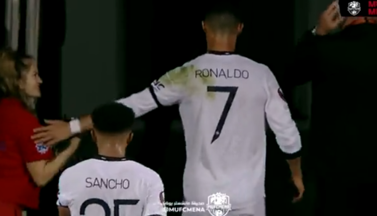Tifozja i kërkon foto, Ronaldo nuk i hedh as sytë