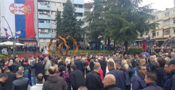 KFOR-i largon flamurn e madh serb në mes të Mitrovicës