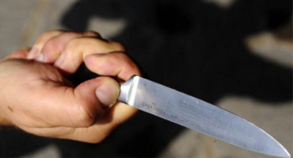 Plagosje në Kavajë/ 17-vjeçari i ngul thikën 25-vjeçarit, godet me sende të forta 16-vjeçarin