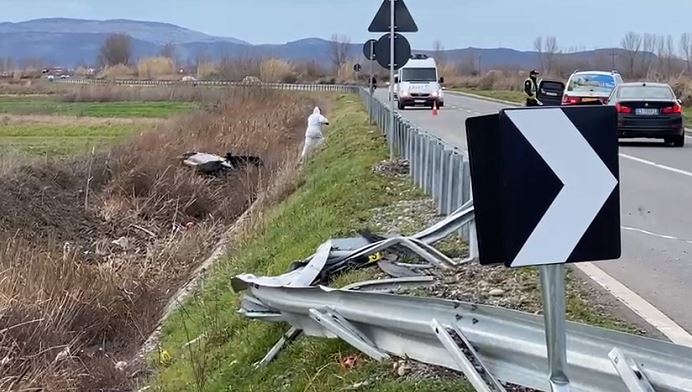 Shoferi humb kontrollin e makinës dhe përfundon në kanal në Gjirokastër, një i plagosur