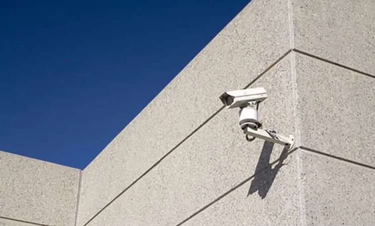 Vëzhgonte me kamera dhomën e dy vajzave të mitura të partneres së tij, arrestohet shqiptari në Greqi