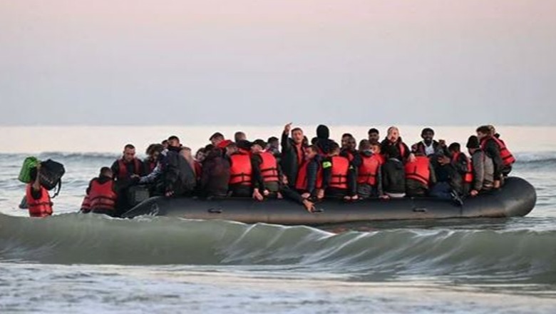 “Nëse s’dëgjon, nuk do shpëtosh”, BBC zbardh bisedën si emergjencat franceze tallen me emigrantët që po mbyten