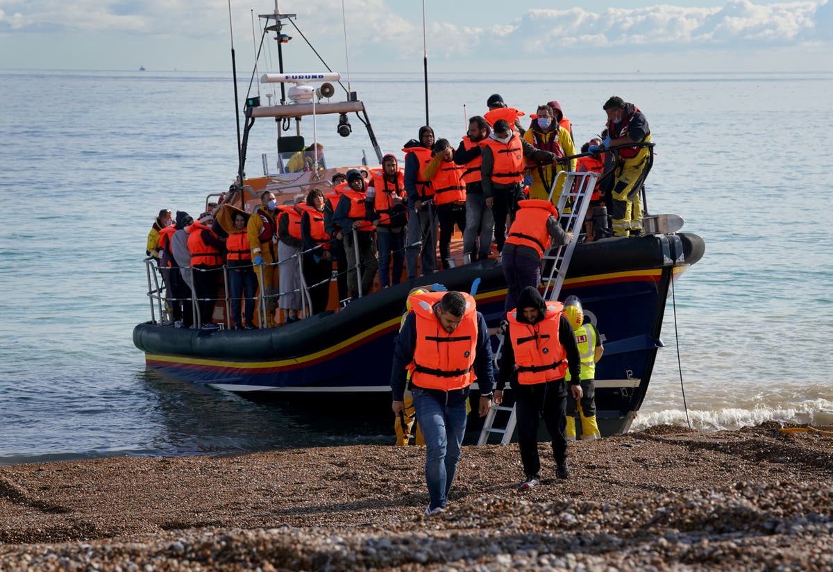 11 shqiptarë deportohen sa mbërrijnë në Angli, nisen me avion direkt për Shqipëri