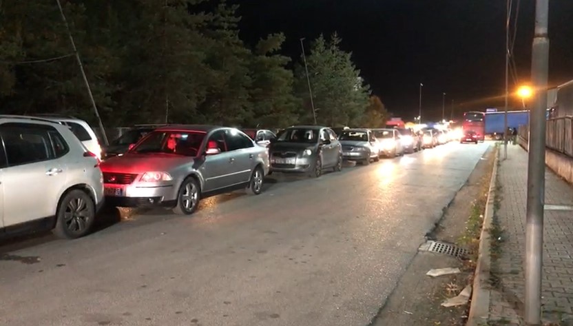 Kaos dhe fluks i madh në Kapshticë, krijohen radhë kilometrike makinash