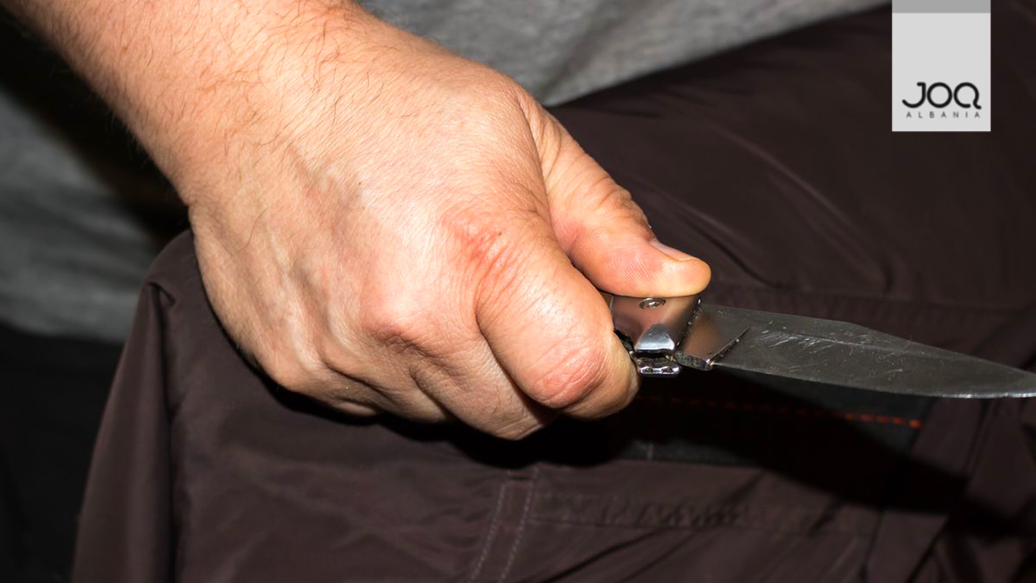 Shqiptari tenton të vrasë vjehrrin me thikë