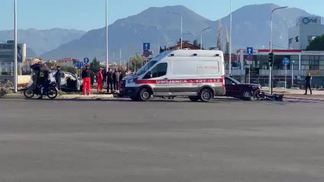 Aksident i rëndë në Tiranë, përplasen dy makina me njëra-tjetrën