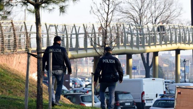 Po shkëmbente mallin në park, shqiptari tenton të gëlltisë kokainën pasi pikaset nga policia italiane