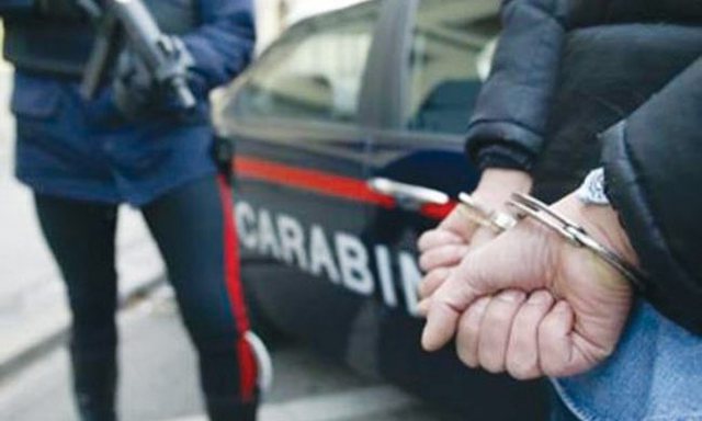 Përndiqte ish-gruan dhe tentoi të godiste vajzën dhe partnerin e saj, arrestohet 58-vjeçari shqiptar në Itali