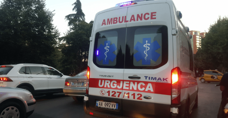 Sherr në Elbasan, 21-vjeçarin e godasin me thikë në fyt