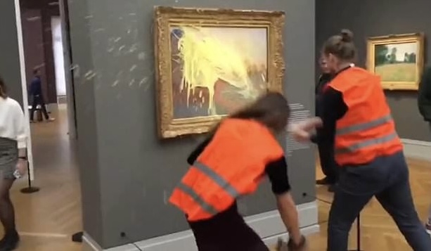 Aktivistët hedhin pure patatesh mbi pikturën 110 milion dollarëshe dhe ngjiten me atak pas murit