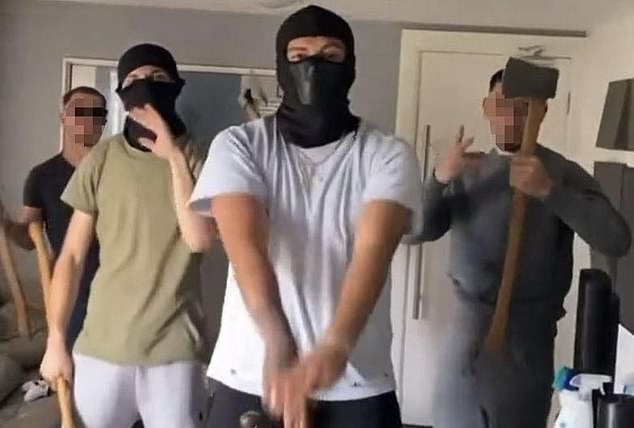 “Gangsterat shqiptarë tregojnë forcën në TikTok, postojnë video me rrahje dhe rrëmbime brenda shtëpive të barit”
