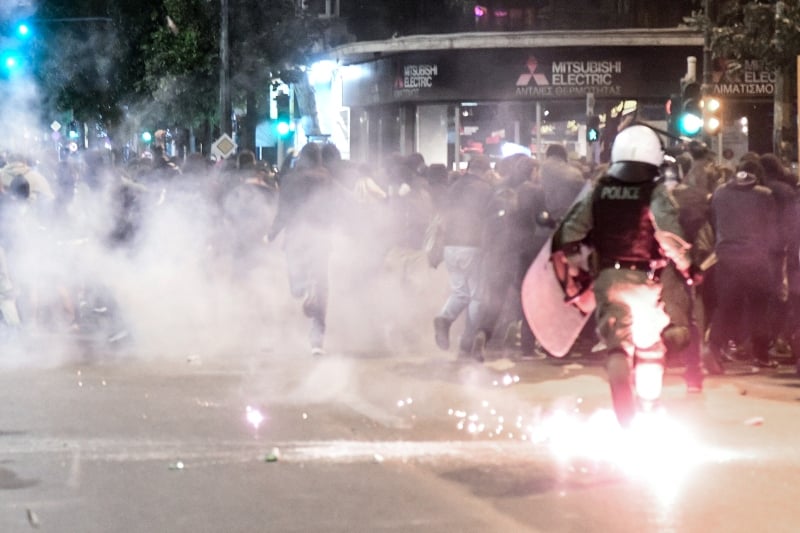 Protesta të dhunshme në Athinë, një 19-vjeçare u përdhunua në Komisariat nga dy policë